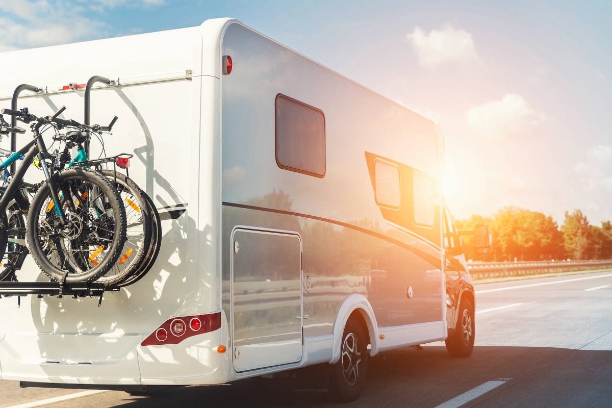 Wohnmobil mit Fahrradträger auf der Autobahn