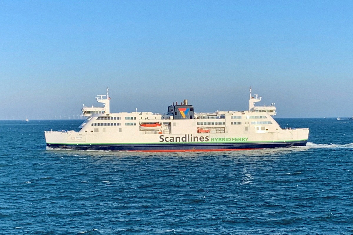 Scandlines-Hybridfähre bei Sonnenschein auf der Ostsee